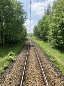 So sieht's aus: Weite Teile der Bahnstrecke führen durch das ländliche Tschechien und Polen.