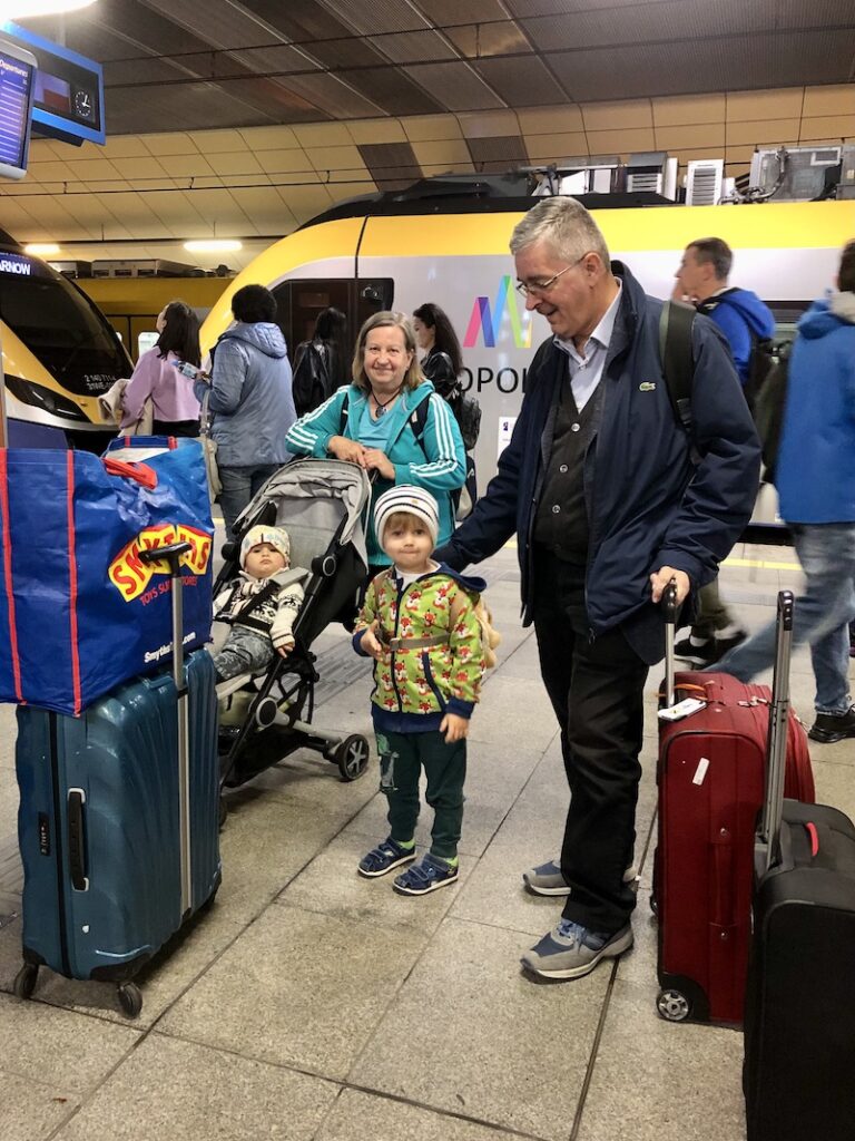 Ankunft am Bahnhof Krakow Glowny mit all unserem Gepäck! Zum Hotel haben wir uns dann - der Einfachheit halber - einen Transfer mit Kindersitzen organisiert.