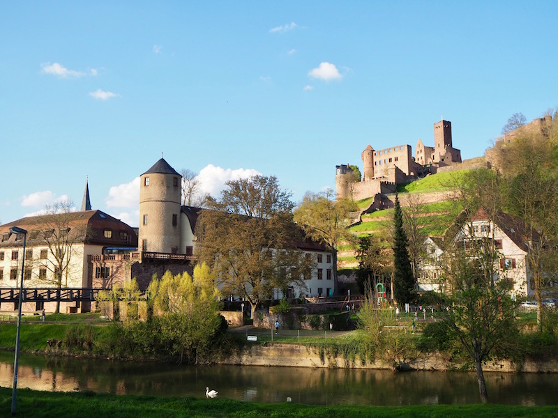 Eintauchen, genießen: Die Stadt Wertheim am Zusammenfluss von Main und Tauber liegt im Herzen der Route der Genüsse angesiedelt. Von hier aus gibt es etliche Abschnitte, die zu Entdeckungen der gesamten Region rund um Wertheim einladen.