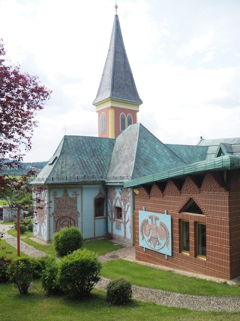 Die Pfarrkirche von Thal bei Graz wird aufgrund seiner Einzigartigkeit auch Ernst-Fuchs-Kirche genannt ... 