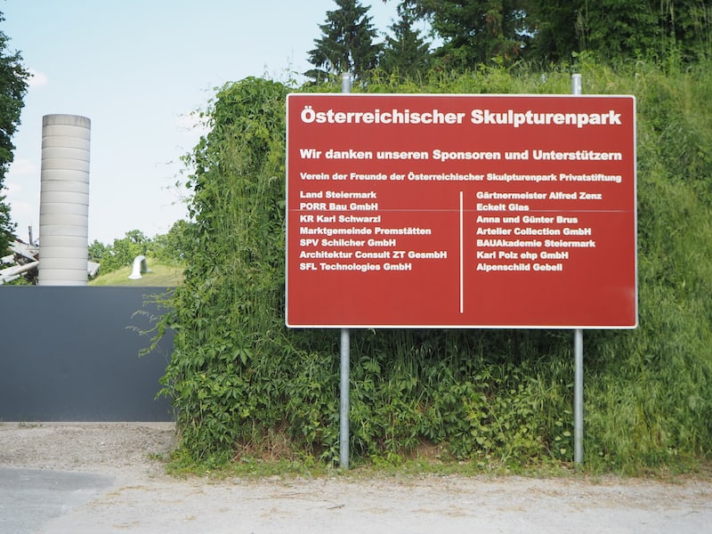 Der Österreichische Skulpturenpark liegt direkt neben dem Schwarzlsee ... 