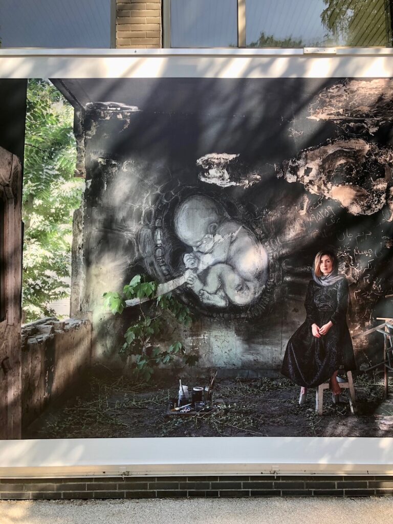 ... diese Künstlerin aus dem Iran bat andere, an zerstörten, zerbombten Orten zu malen - und fotografierte sie dann mit ihrem Werk ... 
