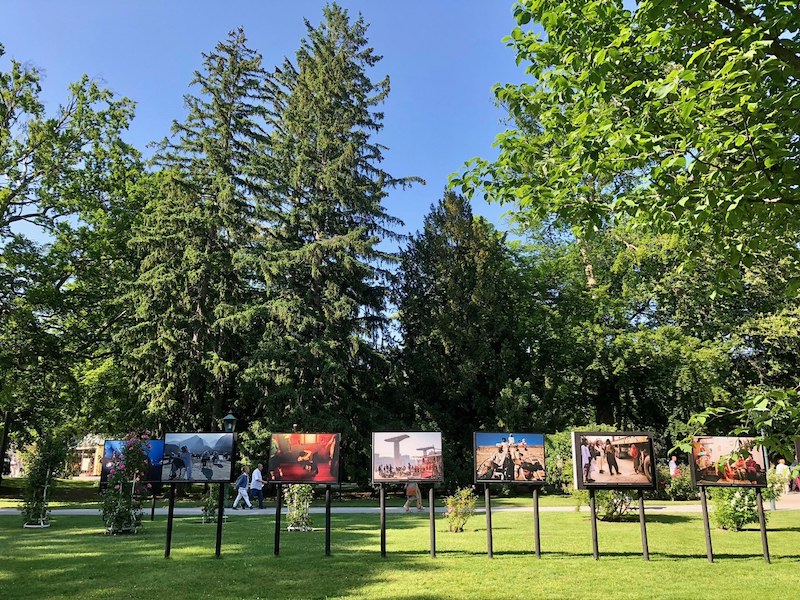 Mein Tipp lautet: Nehmt Euch Zeit, und noch besser, einen der wunderbaren Austria Guides von Baden, und gönnt Euch einen geführten Besuch durch die Fotoausstellung La Gacilly in Baden bei Wien! Es lohnt sich.