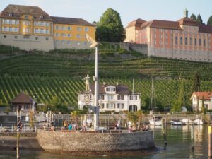 ... vorbei an malerischen Städtchen und "Haltestellen" wie diese hier, Meersburg gegenüber von Konstanz ...