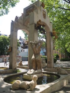 Daniel entführt mich auch zu diesem etwas moderner gestaltetem Brunnen von Konstanz ...