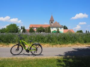 Reichenau ist wirklich sehr radfreundlich: Mit dem E-Bike lässt sich die gesamte Insel in rund einer Stunde abfahren; mehr Zeit solltet Ihr natürlich für Zwischenstopps, Besichtigungen und Rast einplanen.