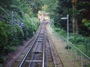 Im Anschluss geht es mit der nur wenige Minuten entfernten Merkurbergbahn steil bergauf ...