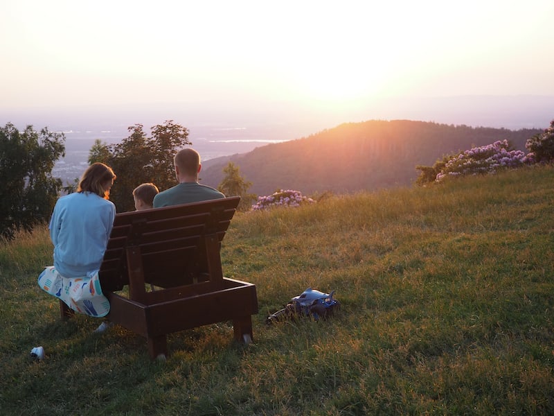 Hoch-Genuss in Baden-Baden: Vom Hausberg Merkur einen einzigartigen Sonnenuntergang über der Rheinebene erleben.