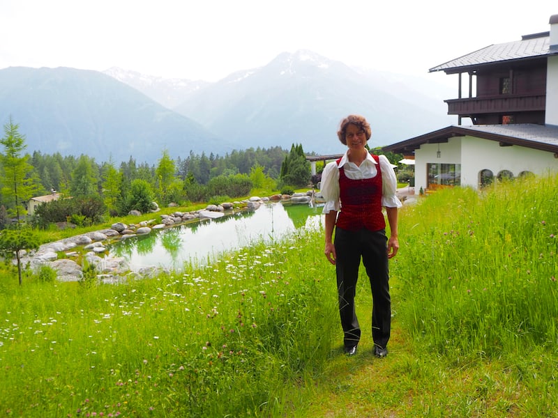 Arrive, breathe a sigh of relief: host Kathrin Holzer shows us everything worth knowing in and around her house, here with a view towards the natural pond (wonderfully refreshing) and the Inn Valley in the background.