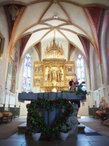 ... sie zeigt uns die Pfarrkirche St. Oswald direkt am Dorfplatz von Seefeld ...