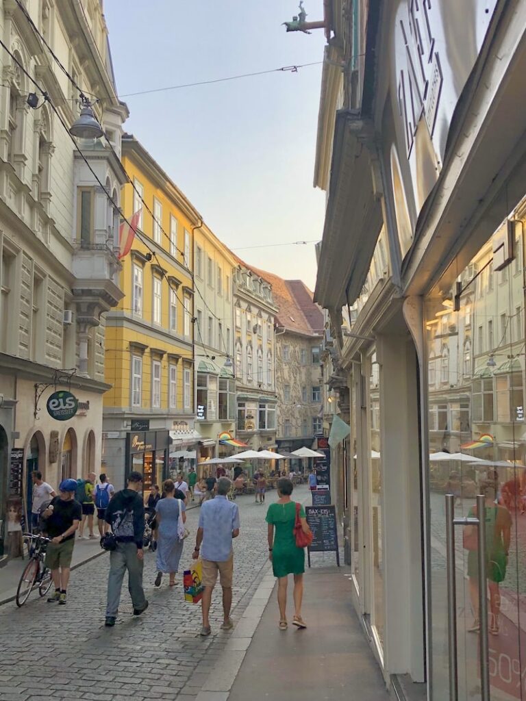 Die Sporgasse hinunter zum Hauptplatz ist eine der beliebtesten Flanierstraßen in der Altstadt von Graz ... 