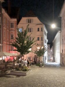 ... und ich belohne mich hinterher mit einem Eis in den belebten Plätzen der Altstadt von Graz.