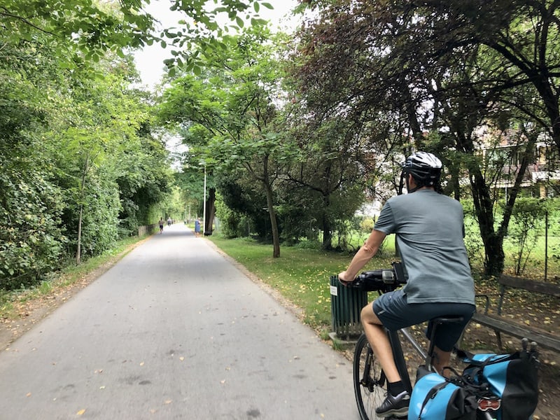 Out of the city, into the green: on the Mur cycle path, the Geidorf district of Graz just outside the city centre promises lots of beautiful greenery, wonderfully shady in summer.