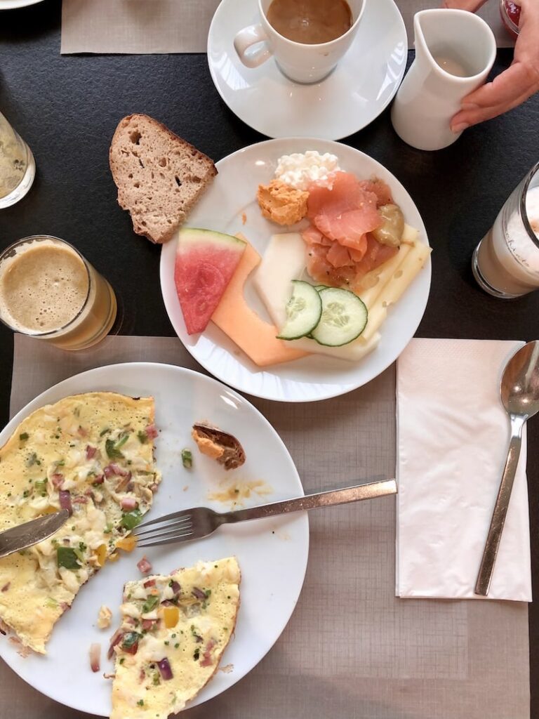 Auch das Frühstück am nächsten Morgen ist top: Große Empfehlung für die Halbpension im Hotel Therme Laa!
