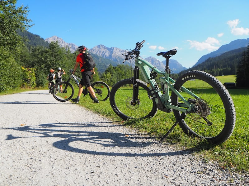 Unterwegs mit unseren Fully E-Bikes, die spezielle Stoßdämpfer für unebenes Gelände aufweisen ... 