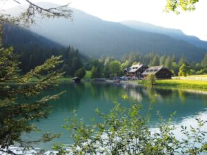 ... diese Einkehr wie gesagt nicht verpassen: Gasthaus Jägersee mit zauberhaftem Berg-See-Ambiente.