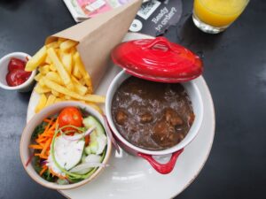 Die Speiseauswahl im Center Parcs De Vossemeren ist dank mehrerer Restaurants groß: Hier beim Genuss eines typischen Limburger Eintopf mit - wie könnte es anders sein - belgischen Fritten und Salat.