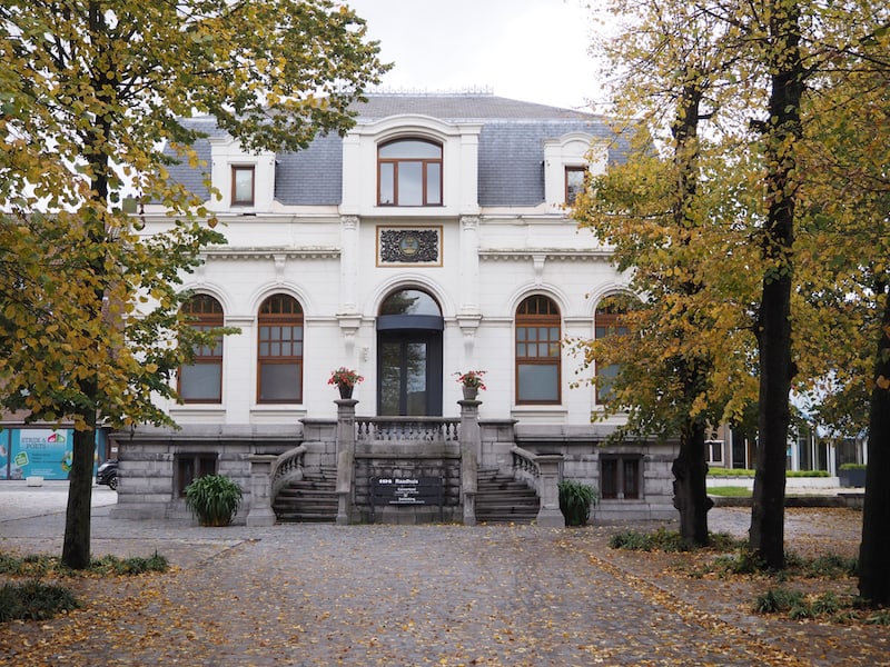 Das hübsche "Huis van de Stad" liegt direkt gegenüber dem "Glazenhuis" am "Heerdgang" von Lommel (dem Weg, den einst Schafherden mitten durch die Stadt nahmen). 