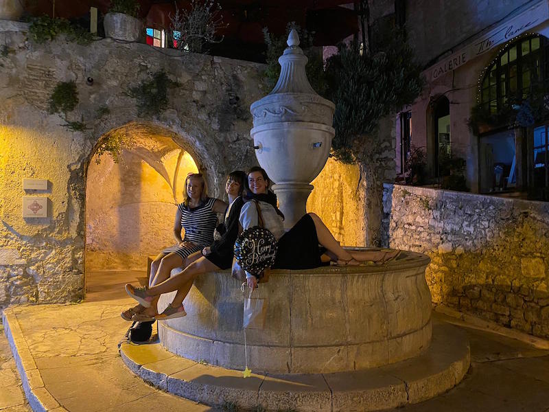 Eating at the ramparts, strolling through the old town at night ... Saint Paul de Vence invites you to be enchanted.