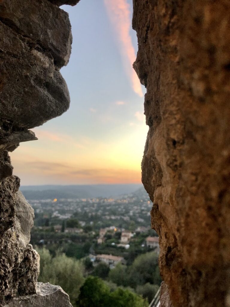 Only about 20 minutes from Grasse is the much-praised town of Saint Paul de Vence, from where we have a truly breathtaking view over the hills of Provence, all the way to the sea and Nice.