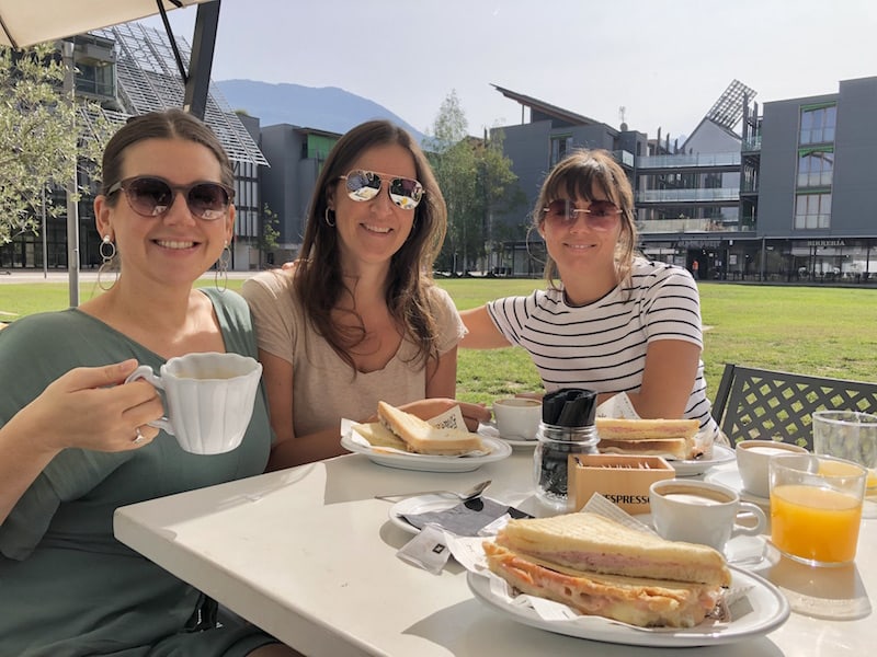 Am nächsten Morgen mal ein Frühstück genießen: Zum Beispiel im Nunu's Café Intorno am Trento Expo Campus, ein kurzes Stück südlich von der Altstadt von Trient.