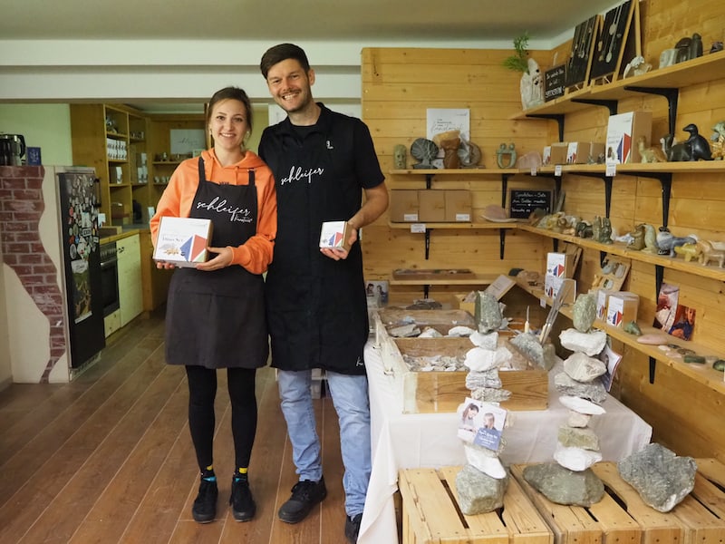 Skilfully creative: Kerstin and Andreas in their stone workshop Kunstwerk.cc with soapstone sets to carve yourself at home, for example dinosaur sets or amulet sets.