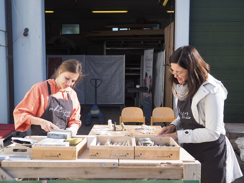 Time for the country and its people: For example, in the workshop of Kunstwerk.cc, which specialises in carving courses with soapstone, the softest stone in the world. The young master sculptor Kerstin (left in the picture) is my hero of the day by virtue of her cheerfulness, talent and skilful art mediation!