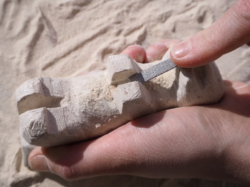 In fact, it is completely easy to make a beautiful soapstone dinosaur from a roughly pre-cut stone within one or two hours! (It has to be a dino, of course, as a present for my little son at home).