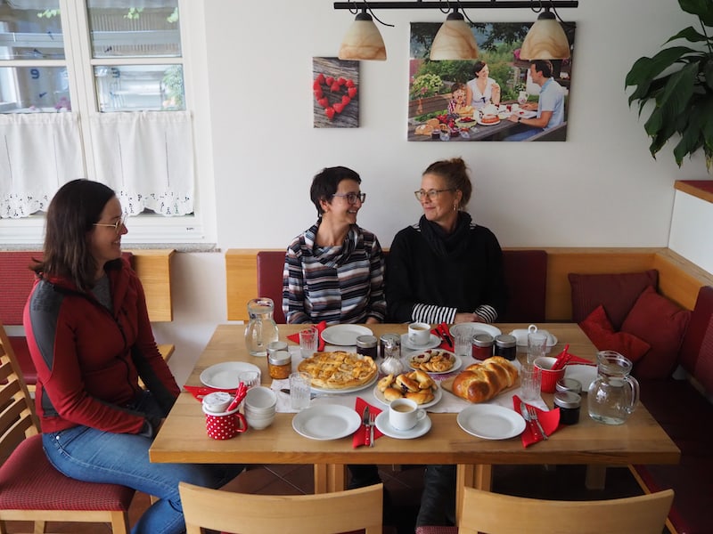 Ankommen, heimkommen: Zuhause bei Andrea Schmidhofer lädt selbige erst mal zu Kaffee, Tee und ihren köstlichen Marmeladen ein. 