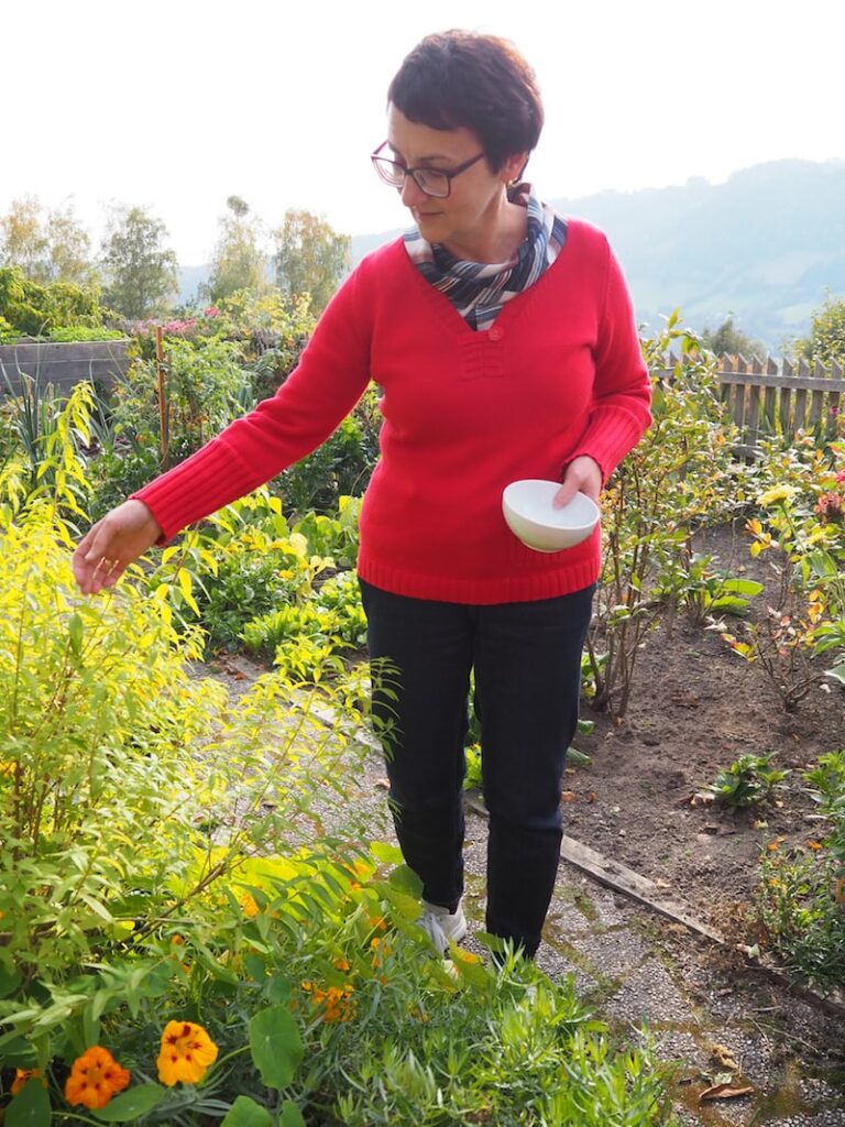 Ob es hilft, dass wir eine gemeinsame Liebe für Himbeeren teilen? Beim Besuch ihres Gartens wird mir klar: Herbst-Himbeer-Stauden kann man bis in den Oktober hinein ernten!