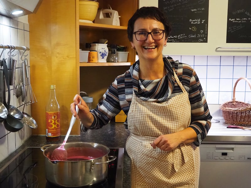 A real treat in Eastern Styria is to stop off at the jam witch's kitchen of the lovely Andrea, who "puts autumn in a jar" with us, i.e. boils down a wide variety of jams.