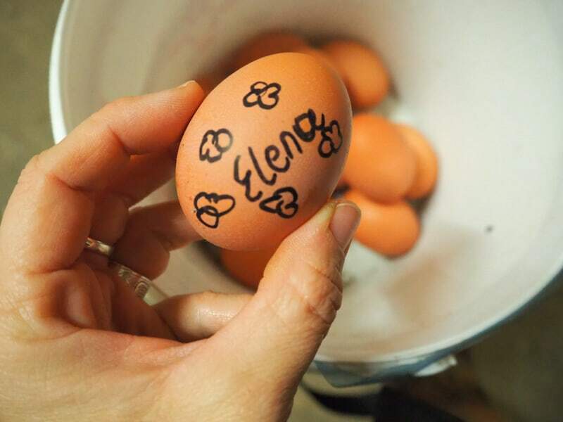 ... oder das berühmte Frühstücksei, das ich mir selbst aus dem Stall hole, beschrifte und in der Küche abliefere!