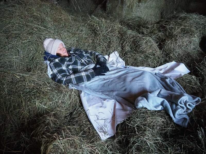 But that doesn't bother me: It was a marvellous hay meditation that I would do again at any time and can absolutely recommend. You can get extra blankets and clothes, like the smart stable jacket I'm wearing here, on site at any time.