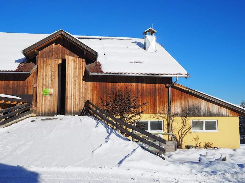 Opposite the newly built guest rooms are the Löckerwirt stables and barn with their wonderful hay.