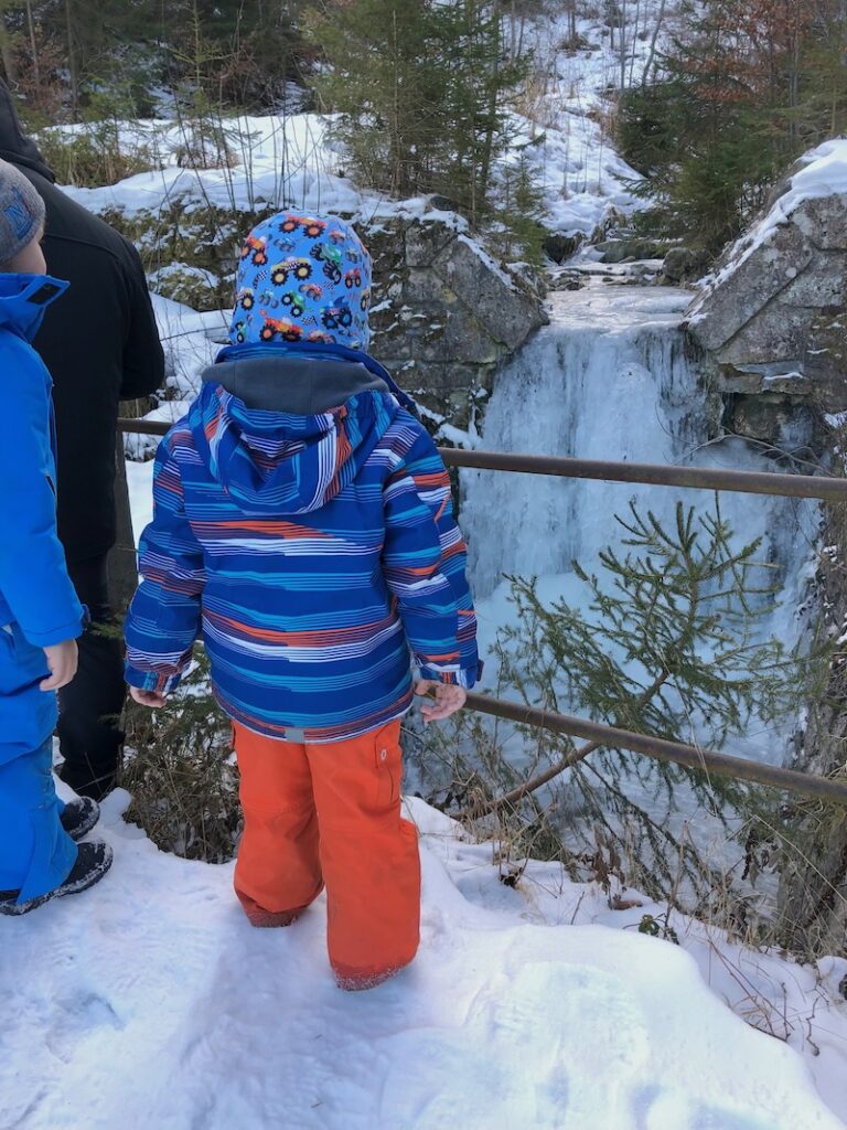 ... die Kinder (und wir) bestaunen einen nahezu vollständig zugefrorenen Wasserfall.