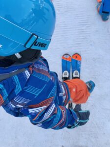 Rein in die Skischuhe und rauf auf die Ski: Für Liam und seine Freunde "ganz normal".
