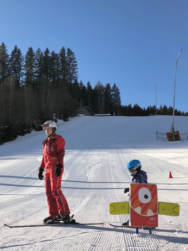 Liam auf der Piste mit Skilehrerin Maxine ...