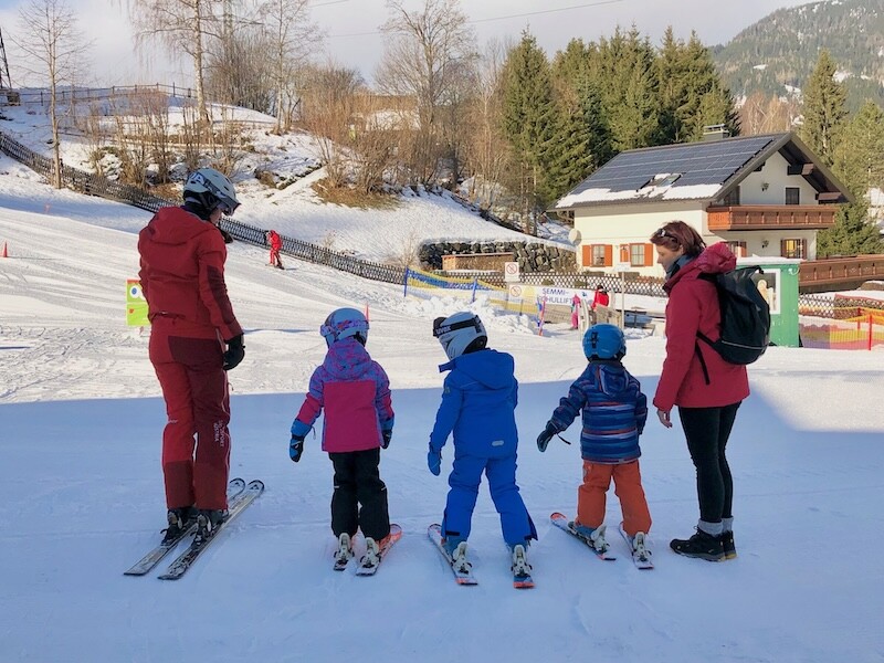 Los geht's auf der Übungspiste der Skischule Taberhofer ...