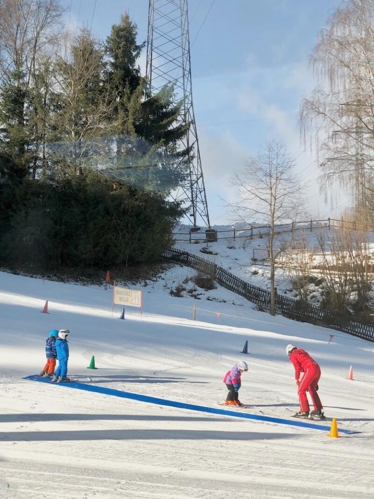 The morning mainly consists of lots of small driving exercises. After two hours, the children are exhausted - and have really earned their lunch (tip: Gasthaus Belvedere in Semmering).