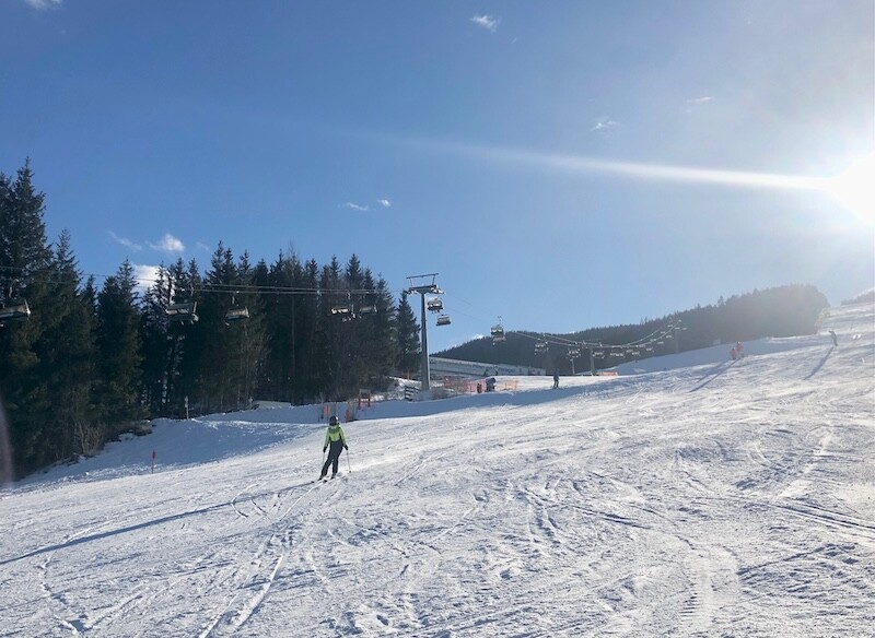 ... bietet an einem Montagvormittag wie diesem herrlich leere Pisten zum entspannten Carven und Skifahren ...