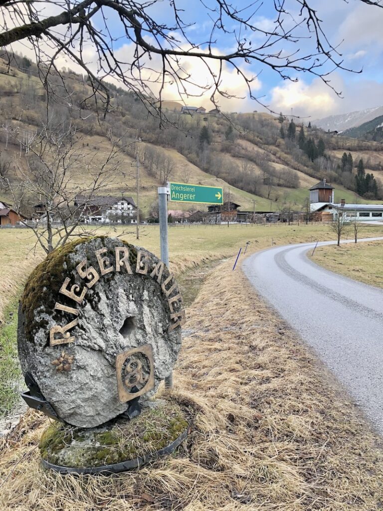 From Dorfgastein we march to Maierhofen and listen to the explanations of former mayor Rudi: The Angerer woodturning company in the Gastein Valley is the world market leader in the production of wooden figures for games of all kinds.