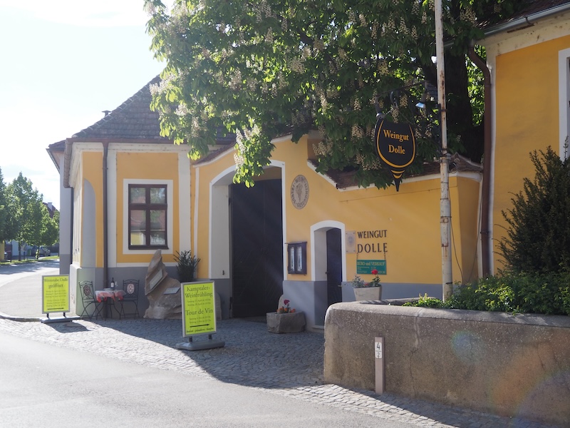 Gegenüber von Mo's Kaiser's Hof in der Strasser Herrengasse: Der Eingang in das Weingut Dolle ... 