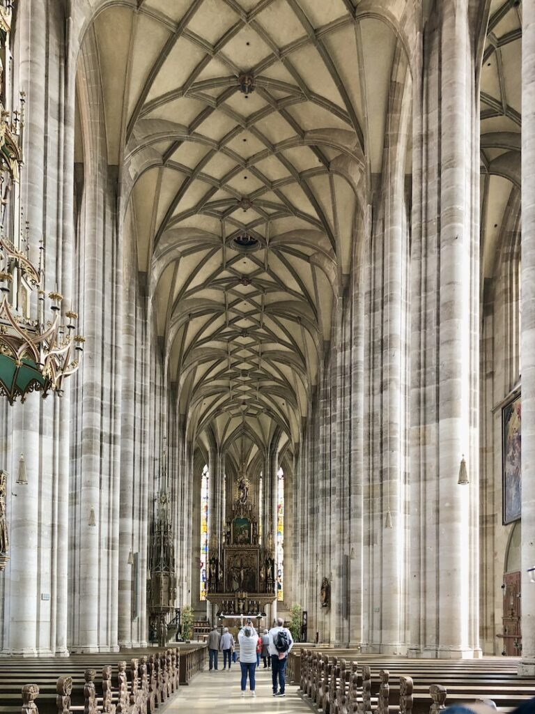 ... der prächtigen, spätgotischen Hallenkirche ... 