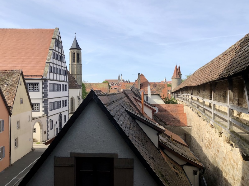 Must-Do in Rothenburg: Nahezu die gesamte Altstadt auf dem historischen Wehrgang ablaufen.