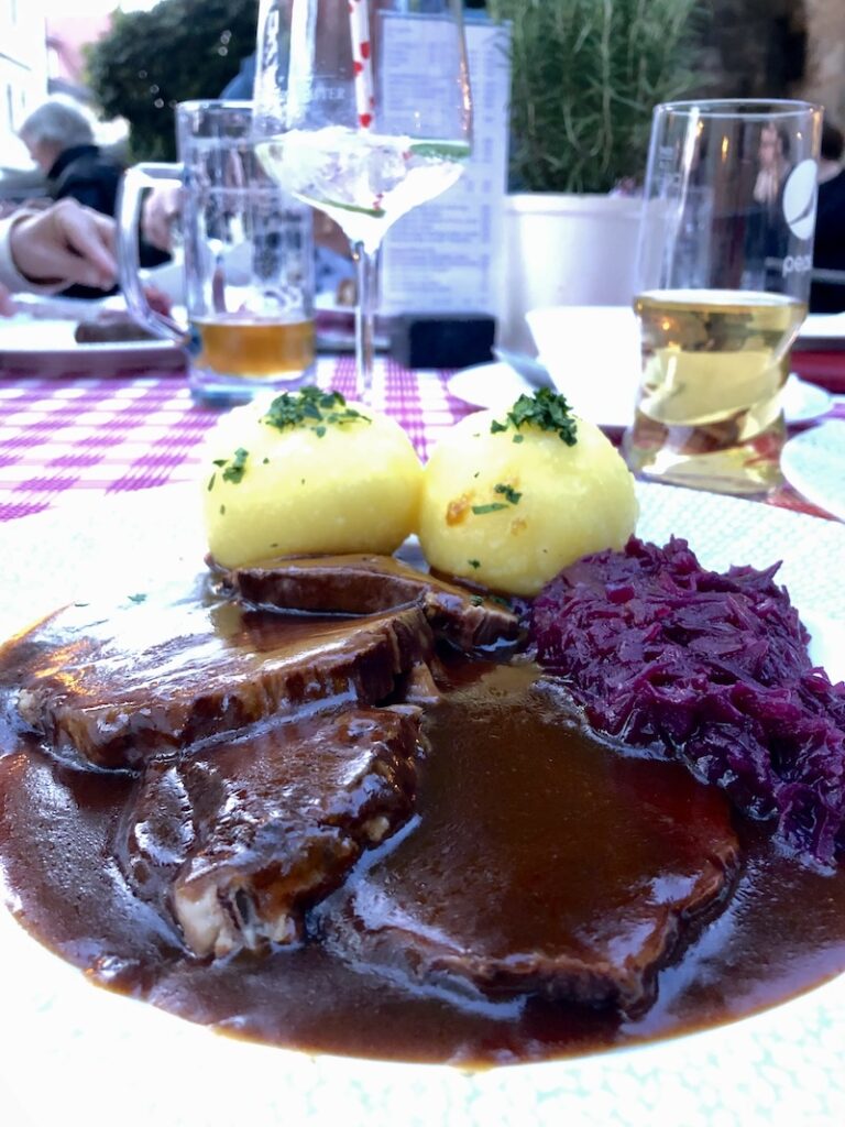 Enjoy a typical Franconian sauerbraten with potato dumplings and apple and red cabbage. Mmmh!