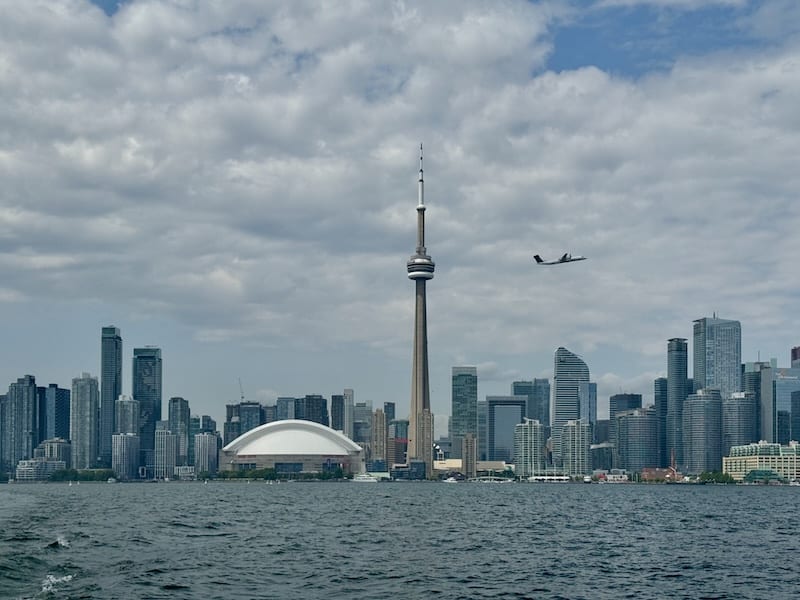 Schon bei der Fahrt von Toronto Waterfront Richtung Centre Island eröffnen sich spektakuläre Skyline Views auf Toronto.