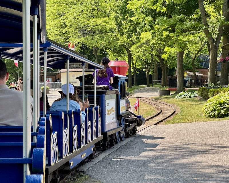 Der Vergnügungspark, wenngleich liebevoll gestaltet, ist für die gebotenen Attraktionen, deren Alter und Qualität unserer Meinung nach überteuert.
