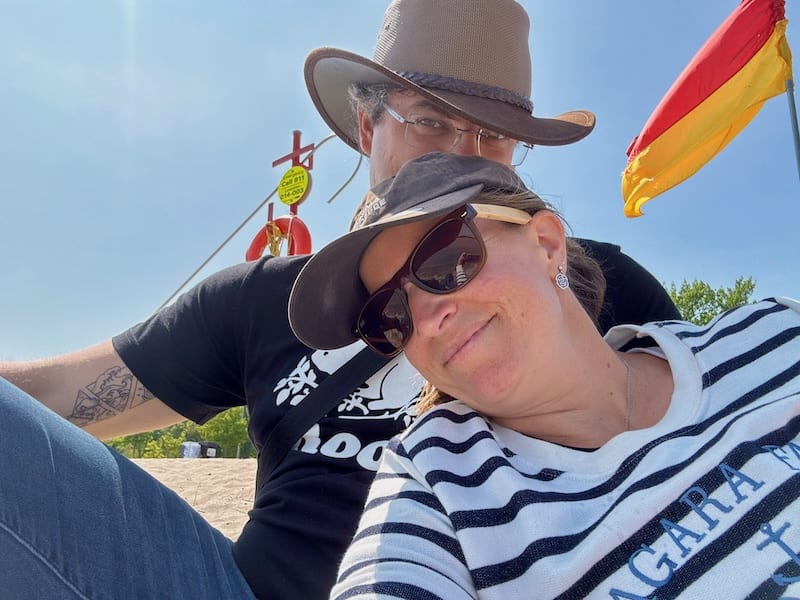 Lazing around am Island Beach: Die Kinder sind am Spielplatz beschäftigt, gleich gibt's noch ein Eis für alle.