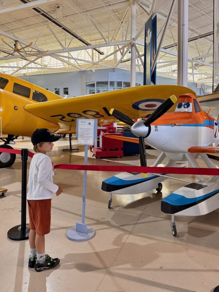 Im Canadian Warplane Museum findet sich auch eine Nachbildung des Flugzeuges aus dem Film Cars!