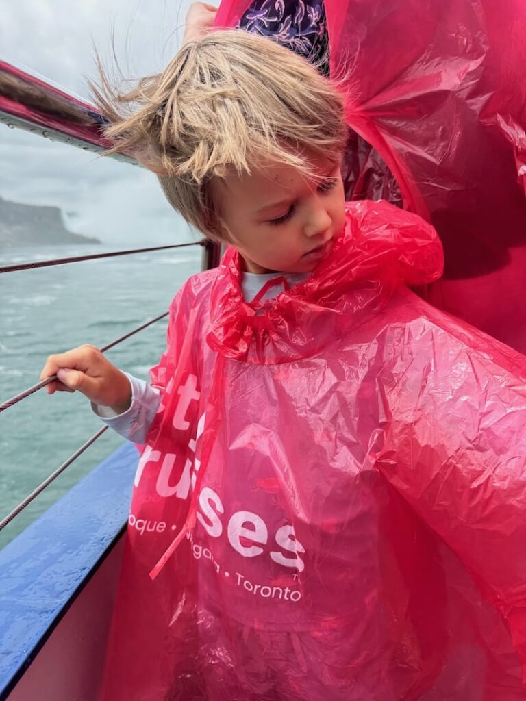 Gleich geht's los: Für die Fahrt zu den Niagarafällen bekommen schon Kinder dünne Regenponchos ausgehändigt. Wir werden nicht klitschnass, aber doch ganz schön eingesprüht von den Wassermassen denen sich das Schiff nähert!